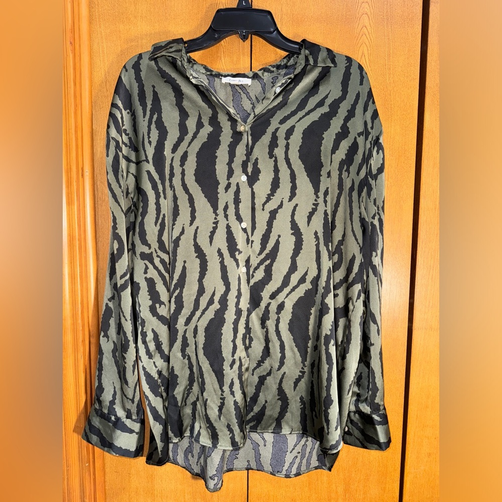 Como Blu Button Up Top